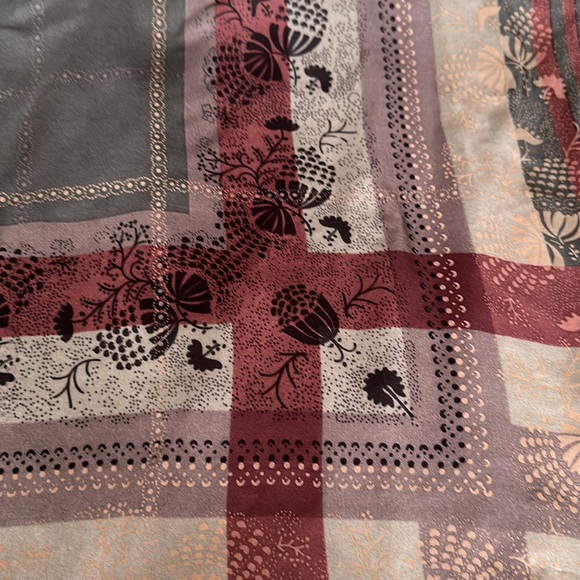 Silk vintage scarf 36” by 34” fringed tasseled hemlines all around - Picture 4 of 17